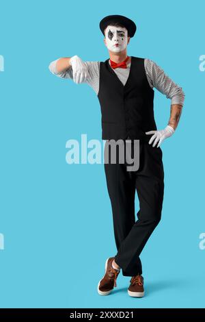 Männlicher Pantomimist auf blauem Hintergrund Stockfoto