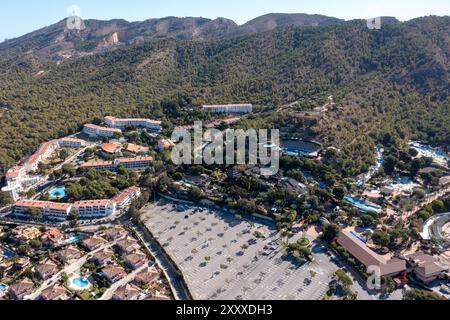 Luftdrohnenfoto der schönen Stadt Benidorm in Spanien im Sommer mit einem großen Wasserpark mit Rutschen und Parkplatz Stockfoto