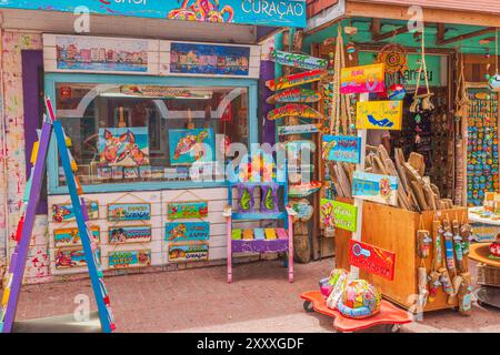 Karibischer Souvenirladen in Curacao mit bunten handgemalten Schildern, tropischem Holzhandwerk und lebendigen Kunstwerken. Willemstad. Curacao. Stockfoto