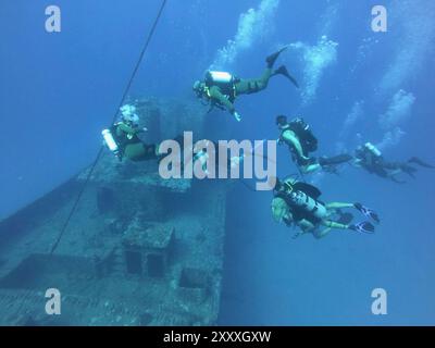 Oahu, Usa. 12. Juli 2024. U. S Navy Divers wurden dem Mobile Diving and Salvage Unit One Tauchgang mit Teams aus Mexiko, Peru, Südkorea und den Niederlanden während der Übung Rim of the Pacific am 12. Juli 2024 vor der Küste von Oahu, Hawaii zugewiesen. Foto: Navy Photo/US Navy Photo/Alamy Live News Stockfoto