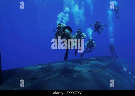 Mittelmeer, Italien. Juli 2024. Die US-Marine-Kommandos der 2nd Force Reconnaissance Company, die der Task Force 61 zugeordnet ist, tauchen unter Wasser aus dem Trockendeck des Trägerraketen-U-Bootes der Ohio-Klasse USS Georgia auf, während sie am 27. Juli 2024 vor der Küste Italiens im Mittelmeer unterwegs waren. Foto: PO2 Almagissel Schuring/US Navy Photo/Alamy Live News Stockfoto