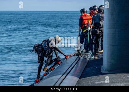 Pazifik, Usa. Juni 2024. U. S Navy Seals steigen an Bord des U-Bootes USS Greeneville der Los Angeles-Klasse während der Interoperabilitätsschulung der Flotte am 24. Juni 2024 im östlichen Pazifik. Foto: MC1 Alex Perlman/US Navy Photo/Alamy Live News Stockfoto