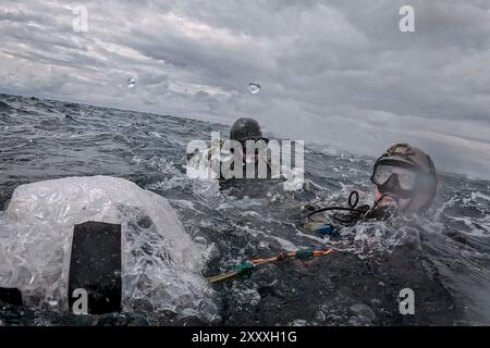 Putlos, Deutschland. 13. Juni 2024. U. S Navy SEAL Navy explosive Ordnance Disposal Mobile Unit 2 und Marine EOD-Techniker der Royal Netherlands Navy führen im Rahmen der NATO-Minenkontermaßnahme in der Ostsee am 13. Juni 2024 vor der Küste von Putlos, Deutschland, schwimmende Minenreaktionsbohrungen durch. Quelle: MC2 Jackson Adkins/US Navy Photo/Alamy Live News Stockfoto