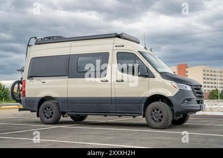 Loveland, CO, USA - 26. August 2023: Wohnmobil von Winnebago Revel auf einem Parkplatz. Stockfoto