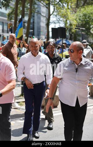 NY, USA. August 2024. New York, USA, 24. August 2024 – der Bürgermeister von New York, Eric Adams, hält am Samstag, den 24. August 2024 im Bowling Green Park in Manhattan eine Festveranstaltung zum ukrainischen Unabhängigkeitstag. Die Zeremonie markierte die anhaltende Unterstützung der New Yorker für die Ukraine, da das Land aufgrund des anhaltenden Konflikts weiterhin vor Herausforderungen steht. Zusammen mit lokalen Beamten, Diplomaten und Mitgliedern der Ukrainisch-amerikanischen Gemeinschaft heute in New York City. Foto: Luiz Rampelotto/EuropaNewswire. (Kreditbild: © Luiz Rampelotto/ZUMA Press Wire) NUR REDAKTIONELLE VERWENDUNG! Stockfoto