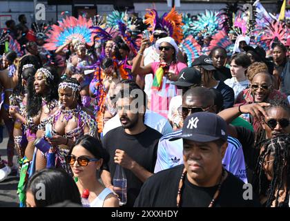 LONDON, GROSSBRITANNIEN. August 2024. Tausende friedlicher Menschen nahmen an der spektakulären und farbenfrohen Parade beim Notting Hill Carnival 2024 Teil. Jedes Jahr komme ich zum Notting Hill Carnival und habe nie Ärger. Die Gegend um den Westbourne Park ist mein bevorzugter Ort, um die Parade zu beobachten, ohne dass dumme Leute keine Farbe haben. Speisen und Getränke sowie ein Kinderbereich befinden sich gleich um die Ecke im Westbourne Park. Vermeiden Sie laute und überfüllte Orte, wo es dumme Menschen gibt, die Drogen nehmen und zu viel Alkohol trinken in London, Großbritannien. (Quelle: Siehe Li/Picture Capital/Alamy Live News Stockfoto