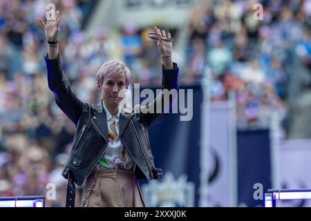 Seattle, Washington, USA. August 2024. Reign Spieler MEGAN RAPINO #15 dankt der MENGE für ihre Unterstützung vor dem Spiel Reign vs Carolina Courage mit einem Endwert von 1-0 am 25.08.24. (Kreditbild: © Melissa Levin/ZUMA Press Wire) NUR REDAKTIONELLE VERWENDUNG! Nicht für kommerzielle ZWECKE! Stockfoto