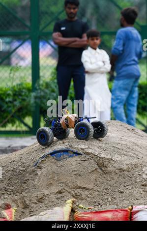 Noida, Indien. August 2024. NOIDA, INDIEN - 26. AUGUST: Teilnehmer nehmen am Electric Robo Car Race Competition bei der 8. Ausgabe des Technoxion Robotics World Cup 2024 Teil, organisiert von Technoxion im Noida Indoor Stadium Sector 21A am 26. August 2024 in Noida, Indien. (Foto: Sunil Ghosh/Hindustan Times/SIPA USA) Credit: SIPA USA/Alamy Live News Stockfoto