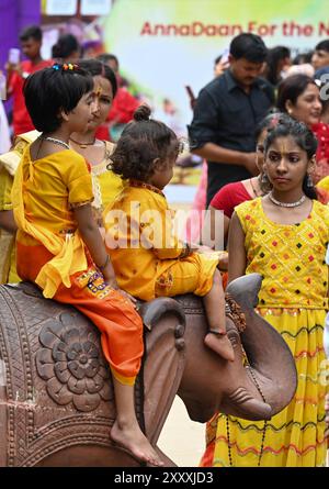 Indien. August 2024. NOIDA, INDIEN - 26. AUGUST: Anlässlich der Janmashtami ist am 26. August 2024 ein großer Anhänger im Sektor 33 ISKCON-Tempel in Noida, Indien. (Foto: Sunil Ghosh/Hindustan Times/SIPA USA) Credit: SIPA USA/Alamy Live News Stockfoto