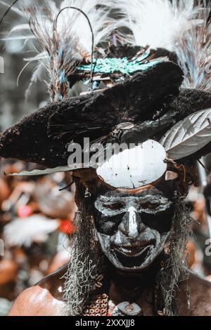 Ein Highlands-Mann in traditioneller Kleidung, der das reiche kulturelle Erbe Papua-Neuguineas mit lebhaften Farben und komplizierten Designs verkörpert. Stockfoto