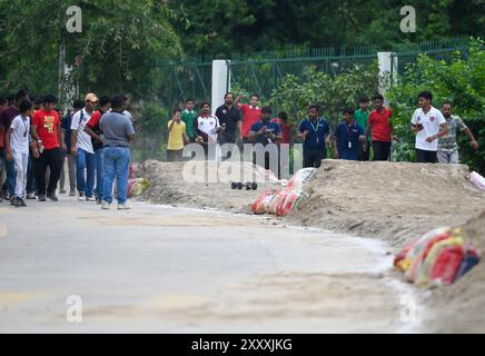 Noida, Indien. August 2024. NOIDA, INDIEN - 26. AUGUST: Teilnehmer nehmen am Electric Robo Car Race Competition bei der 8. Ausgabe des Technoxion Robotics World Cup 2024 Teil, organisiert von Technoxion im Noida Indoor Stadium Sector 21A am 26. August 2024 in Noida, Indien. (Foto: Sunil Ghosh/Hindustan Times/SIPA USA) Credit: SIPA USA/Alamy Live News Stockfoto