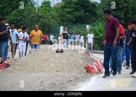 Noida, Indien. August 2024. NOIDA, INDIEN - 26. AUGUST: Teilnehmer nehmen am Electric Robo Car Race Competition bei der 8. Ausgabe des Technoxion Robotics World Cup 2024 Teil, organisiert von Technoxion im Noida Indoor Stadium Sector 21A am 26. August 2024 in Noida, Indien. (Foto: Sunil Ghosh/Hindustan Times/SIPA USA) Credit: SIPA USA/Alamy Live News Stockfoto