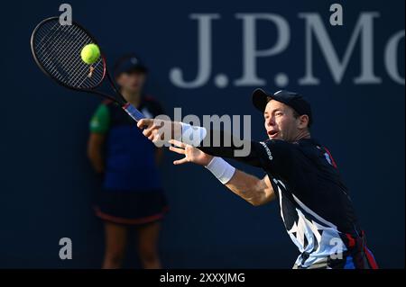 New York, USA. August 2024. Dominik Koepfer aus Deutschland spielt gegen Alexander Shevchenko aus Kasachstan während der ersten Runde der Men's Singles des U.S. Open Tennis Turniers im USTA Billie Jean King National Tennis Center, New York, NY, 26. August 2024. (Foto: Anthony Behar/SIPA USA) Credit: SIPA USA/Alamy Live News Stockfoto