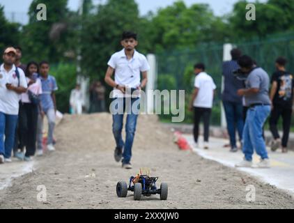 Noida, Indien. August 2024. NOIDA, INDIEN - 26. AUGUST: Teilnehmer nehmen am Electric Robo Car Race Competition bei der 8. Ausgabe des Technoxion Robotics World Cup 2024 Teil, organisiert von Technoxion im Noida Indoor Stadium Sector 21A am 26. August 2024 in Noida, Indien. (Foto: Sunil Ghosh/Hindustan Times/SIPA USA) Credit: SIPA USA/Alamy Live News Stockfoto