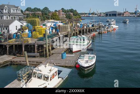 New Hampshire Lobster Dock: Fischerboote legen neben Hummer-Fallen an einem Kai in Portsmouth, New Hampshire, an. Stockfoto