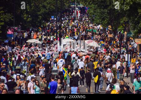 London, Großbritannien. August 2024. Am zweiten Tag des Notting Hill Karnevals in diesem Jahr packen Tausende von Menschen die Straßen. Die jährliche Veranstaltung in Londons beliebter Umgebung Notting Hill zieht rund eine Million Menschen an und ist in erster Linie eine Feier der karibischen Kultur. Quelle: SOPA Images Limited/Alamy Live News Stockfoto