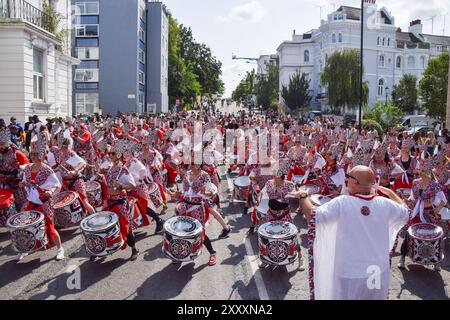 London, Großbritannien. August 2024. Die Trommler treten am zweiten Tag des Notting Hill Carnival auf. Die jährliche Veranstaltung in Londons beliebter Umgebung Notting Hill zieht rund eine Million Menschen an und ist in erster Linie eine Feier der karibischen Kultur. Quelle: SOPA Images Limited/Alamy Live News Stockfoto