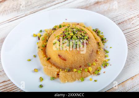 Grieß Halva mit Pistazien. Traditioneller türkischer Grieß süße Wüste Halva (türkischer Name; irmik helvasi). Stockfoto