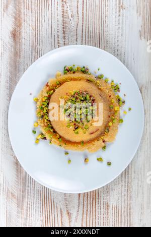 Grieß Halva mit Pistazien. Traditioneller türkischer Grieß süße Wüste Halva (türkischer Name; irmik helvasi). Stockfoto