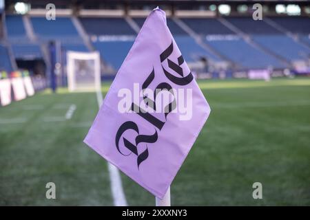 Seattle, Washington, USA. August 2024. Eine violette R15S-FLAGGE zu Ehren von Megan Rapino ziert die Ecke des Spielfeldes beim Spiel Reign vs Carolina Courage mit einem Endwert von 1-0 am 25.08.24. (Kreditbild: © Melissa Levin/ZUMA Press Wire) NUR REDAKTIONELLE VERWENDUNG! Nicht für kommerzielle ZWECKE! Stockfoto