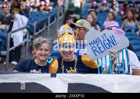 Seattle, Washington, USA. August 2024. Reign-FANS zeigen in der 2. Spielhälfte Reign vs Carolina Courage mit ihrer Kleidung und ihrem handgefertigten Schild Unterstützung für das Team, mit einem Endwert von 1-0 am 25.08.24. (Kreditbild: © Melissa Levin/ZUMA Press Wire) NUR REDAKTIONELLE VERWENDUNG! Nicht für kommerzielle ZWECKE! Stockfoto