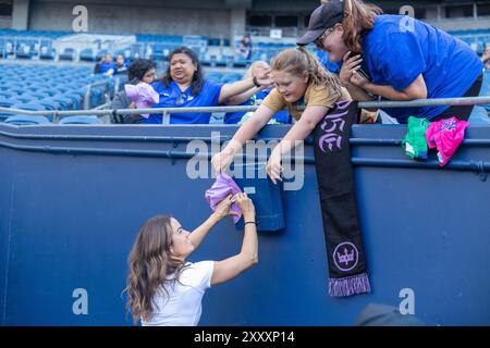 Seattle, Washington, USA. August 2024. Reign Caption LAUREN BARNES #3 signiert Autogramme nach dem Spiel Reign vs Carolina Courage mit einem Endwert von 1-0 am 25.08.24. (Kreditbild: © Melissa Levin/ZUMA Press Wire) NUR REDAKTIONELLE VERWENDUNG! Nicht für kommerzielle ZWECKE! Stockfoto