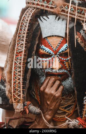 Ein Mann aus den Western Highlands, PNG, in traditioneller Kleidung mit einem seltenen Kopfschmuck, einzigartig in seiner Region, mit kulturellem Erbe und Stolz. Stockfoto