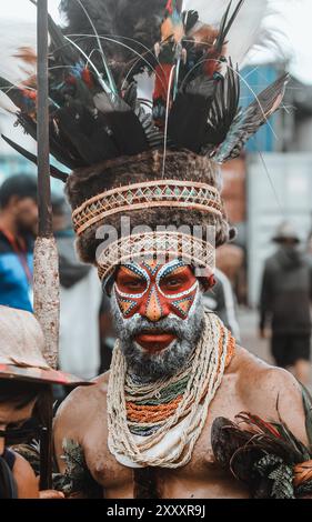 Ein Mann aus den Western Highlands, PNG, in traditioneller Kleidung mit einem seltenen Kopfschmuck, einzigartig in seiner Region, mit kulturellem Erbe und Stolz. Stockfoto