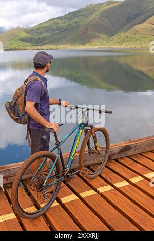 Radfahren im Blue River Provincial Park, New Caledonia Stockfoto