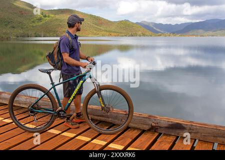 Radfahren im Blue River Provincial Park, New Caledonia Stockfoto