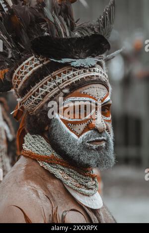 Ein Mann aus den Western Highlands, PNG, in traditioneller Kleidung mit einem seltenen Kopfschmuck, einzigartig in seiner Region, mit kulturellem Erbe und Stolz. Stockfoto