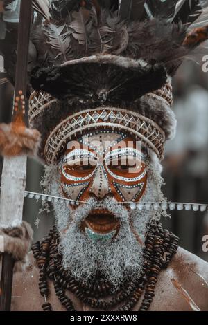 Ein Mann aus den Western Highlands, PNG, in traditioneller Kleidung mit einem seltenen Kopfschmuck, einzigartig in seiner Region, mit kulturellem Erbe und Stolz. Stockfoto