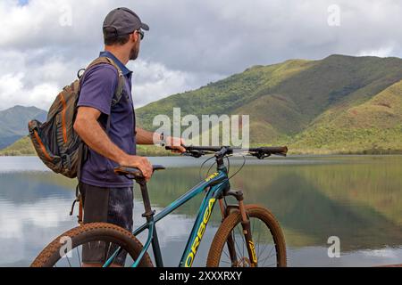 Radfahren im Blue River Provincial Park, New Caledonia Stockfoto