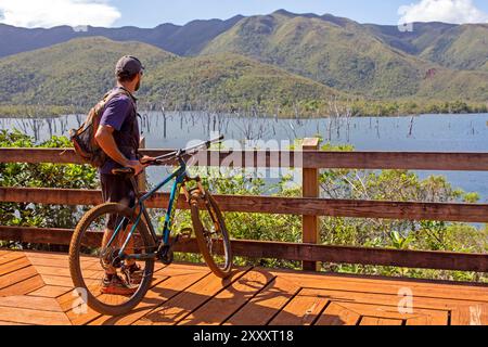 Radfahrer mit Blick über den ertrunkenen Wald im Yate Lake, Blue River Provincial Park Stockfoto