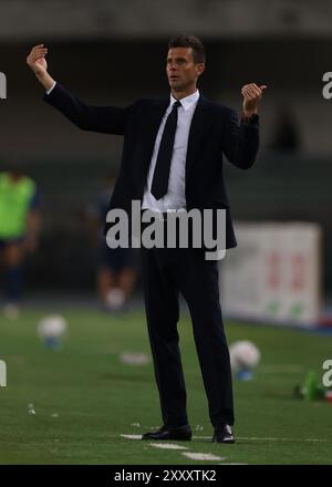 Verona, Italien. August 2024. Thiago Motta Cheftrainer von Juventus reagiert auf Marc'Antonio Bentegodi in Verona. Der Bildnachweis sollte lauten: Jonathan Moscrop/Sportimage Credit: Sportimage Ltd/Alamy Live News Stockfoto