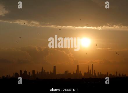 Flushing Meadow, United, Sagte. August 2024. Die Sonne untergeht hinter der Skyline von Manhattan auf der Spitze des Arthur Ashe Stadions in der ersten Runde der US Open Tennis Championships 2024 im USTA Billie Jean King National Tennis Center am Montag, den 26. August 2024 in New York City. Foto: John Angelillo/UPI Credit: UPI/Alamy Live News Stockfoto