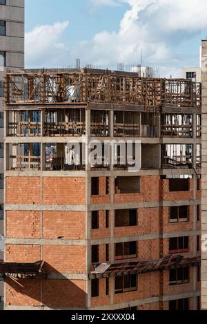 Blick auf ein im Bau befindliches Hochhaus in Belo Horizonte, Brasilien. Stockfoto