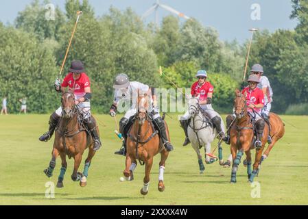 Polo-Spieler beim Polo & Genussfestival im Rhein Polo Club Düsseldorf, im Juni 2024 in Willich Stockfoto