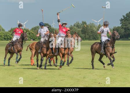 Polo-Spieler beim Polo & Genussfestival im Rhein Polo Club Düsseldorf, im Juni 2024 in Willich Stockfoto