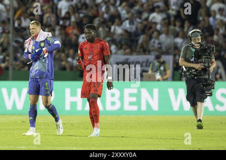 Fußballspiel, Kapitän und Torhüter Manuel NEUER FC Bayern München verlassen, zieht nach dem Spiel seine Handschuhe aus, neben ihm sein Teamkollege Alphonso Bo Stockfoto