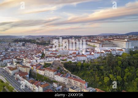 Coimbra Drohne Antenne von schönen Gebäuden Universität bei Sonnenuntergang, in Portugal Stockfoto