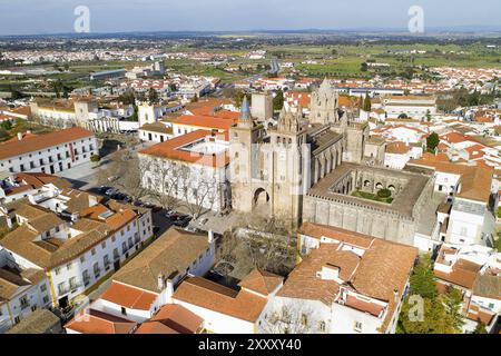 Evora Drohne aus der Vogelperspektive an einem sonnigen Tag mit historischen Gebäuden, Stadtzentrum und Kirche in Alentejo, Portugal, Europa Stockfoto