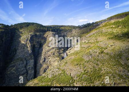 Fisgas de ermelo Wasserfall Drohne Luftaufnahme in Mondim de Basto Stockfoto
