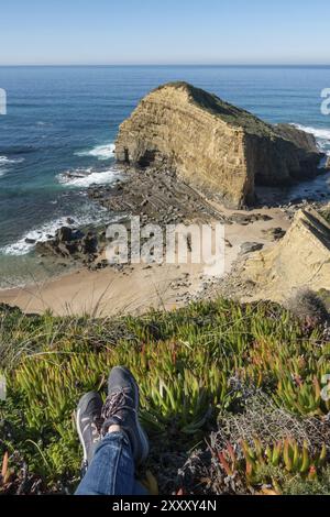 Frauenfüße am Strand Praia dos Machados in Costa Vicentina, Portugal, Europa Stockfoto