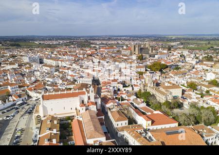 Evora Drohne aus der Vogelperspektive an einem sonnigen Tag mit historischen Gebäuden, Stadtzentrum und Kirche in Alentejo, Portugal, Europa Stockfoto