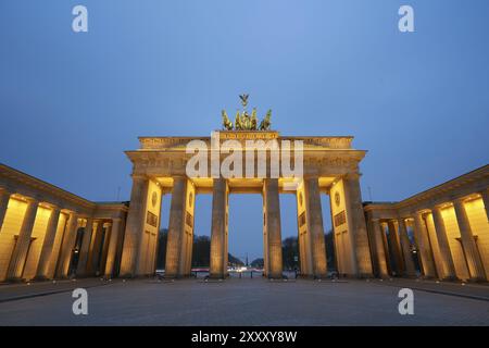 Brandenburger Tor bei Sonnenaufgang in Berlin, Deutschland, Europa Stockfoto