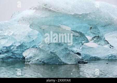 Nahaufnahme des Eisbergs in der Gletscherlagune Fjallsarlon im Vatnajokull-Nationalpark, Island, Europa Stockfoto