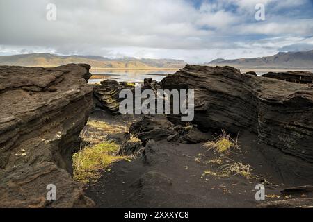 Vulkanische Gesteinsformation bei Dyrholaey an einem bewölkten Tag, Island, Europa Stockfoto