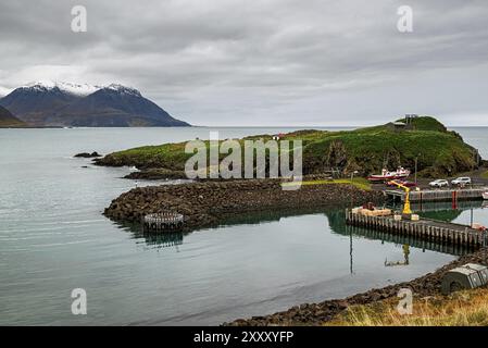 Kleiner Hafen in Borgarfjordur Eystri im Osten Islands an einem bewölkten Tag Stockfoto