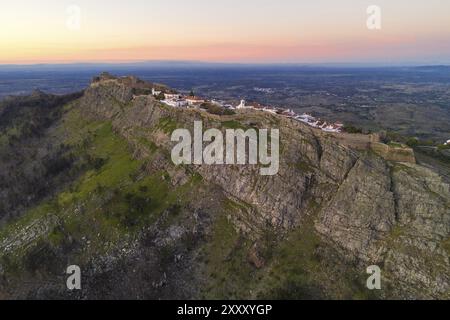 Marvao Drohne Luftaufnahme des historischen Dorfes und Serra de Sao Mamede Berg bei Sonnenuntergang, in Portugal Stockfoto